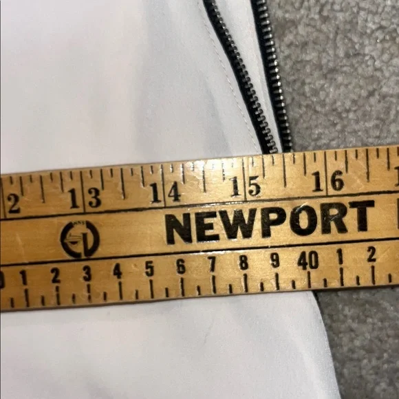 ASTR the Label Ivory Sleeveless shift mini dress Side Zipper Size Small NWT - Picture 9 of 9